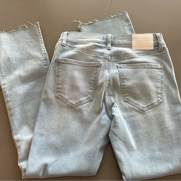 Express Mid Rise Light Wash Raw Hem Skyscraper Jeans
Women’s 6 Short - Picture 4 of 6